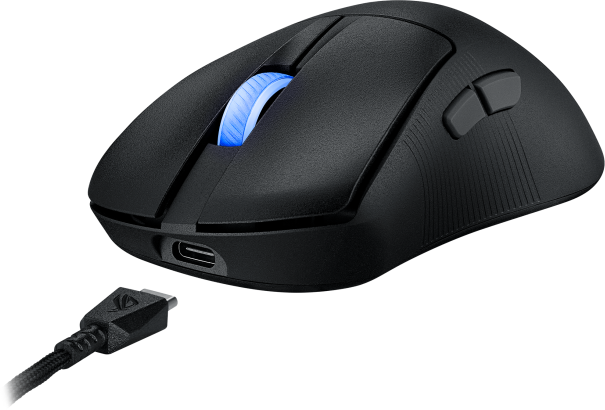 Fekete gamer egér kék görgővel, USB-C porttal és csatlakoztatott töltőkábellel.