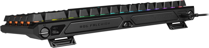 Fekete billentyűzet, ferdén. ROG Falchion látható, USB portokkal az oldalán.