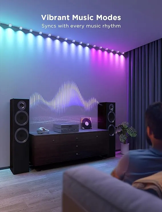 Pokój z głośnikami, gramofonem i siedzącą osobą.