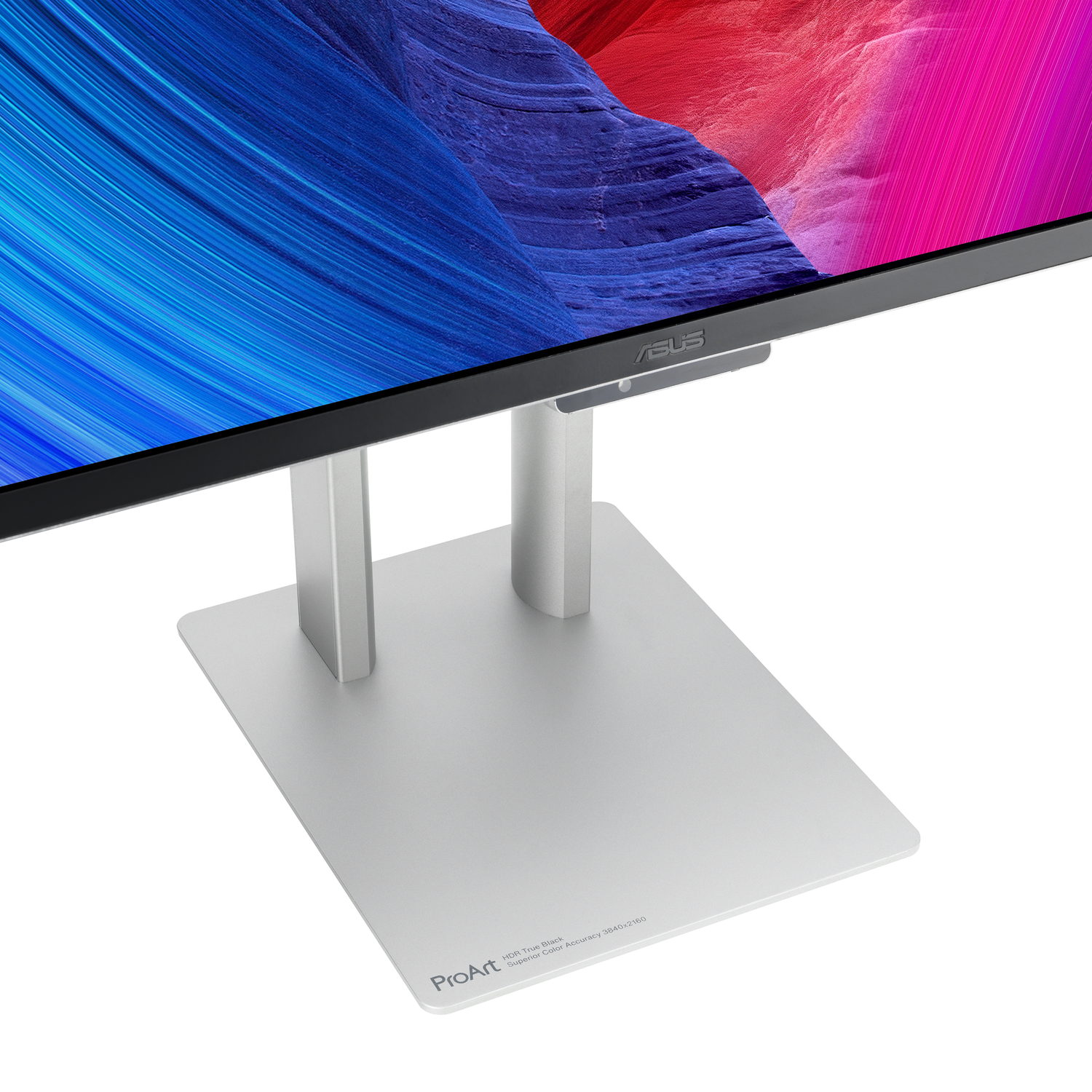 Een zilveren monitor met een ASUS-logo staat op een zilveren standaard.
