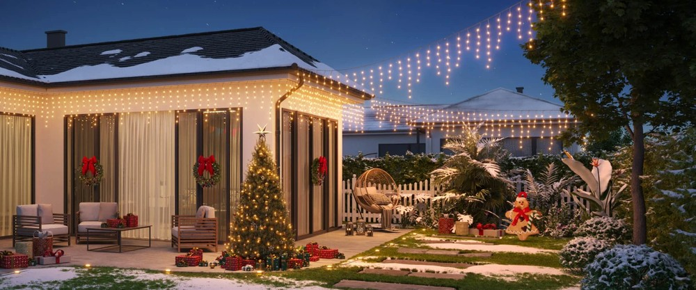 Scena bożonarodzeniowa na zewnątrz z domem, drzewem i światłami.