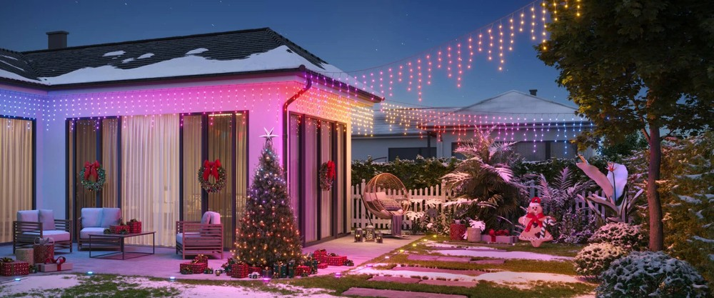 Bożonarodzeniowa scena na podwórku z światłami, choinką, prezentami i bałwanem. Domy w tle.