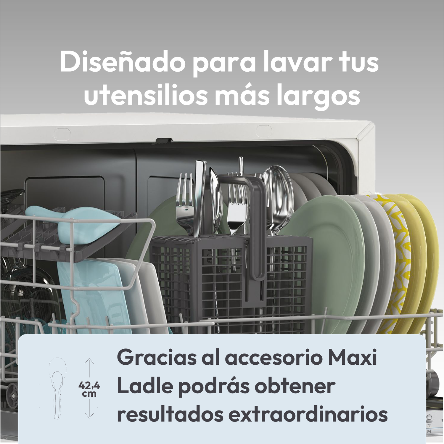 Interior de lavavajillas con platos y cubiertos. El texto indica el accesorio Maxi Ladle para resultados excepcionales.