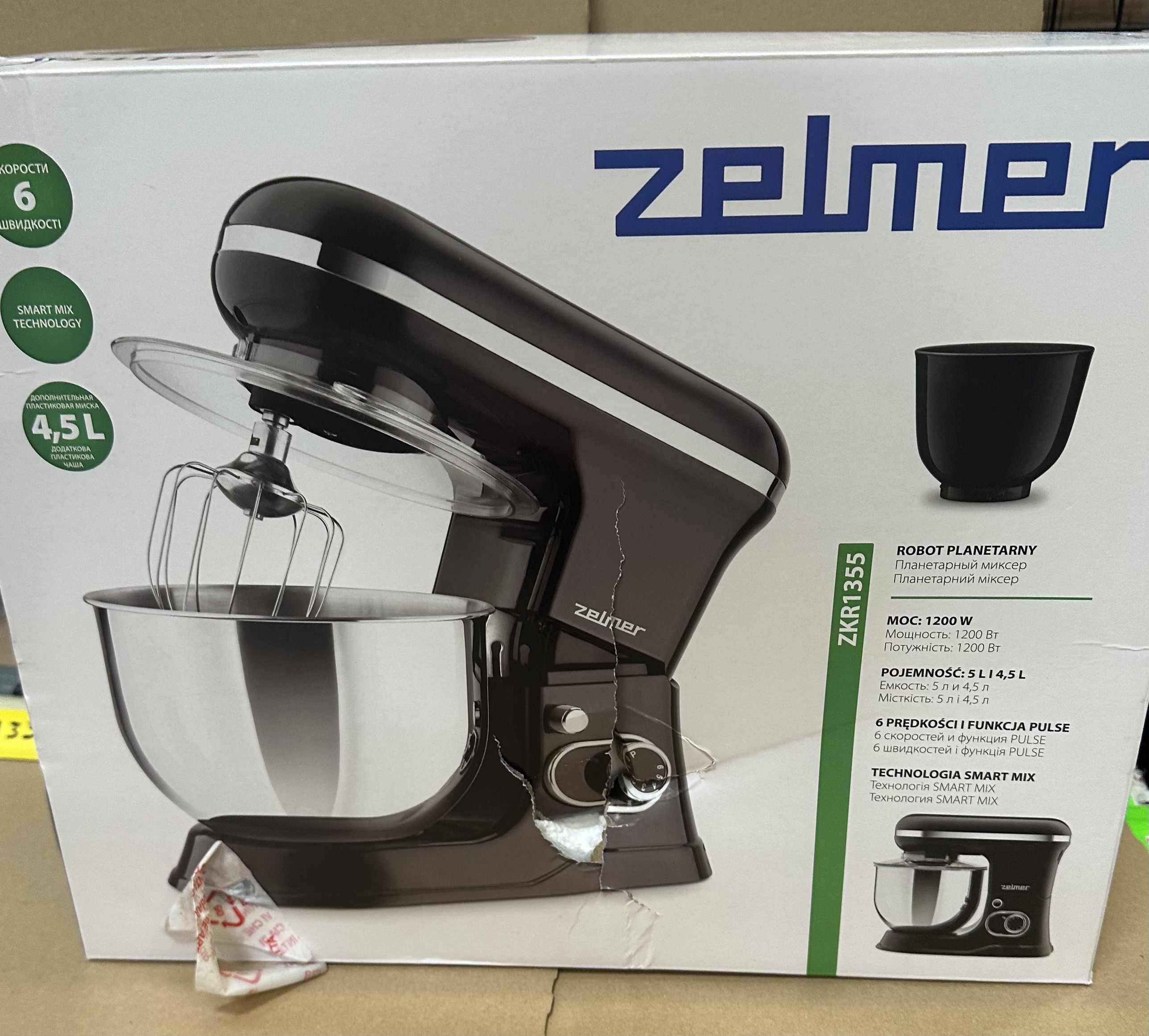 Czarno-biały mikser planetarny Zelmer jest pokazany w pudełku.