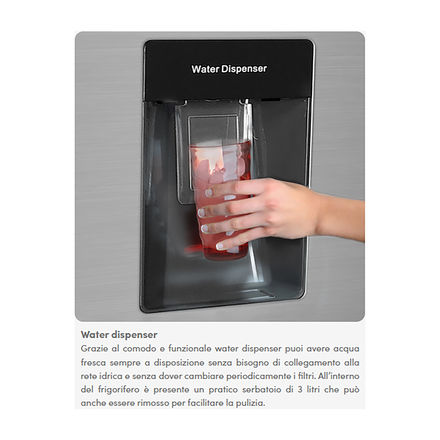 Mano che tiene un bicchiere di liquido rosso sotto un distributore d'acqua. Il frigorifero è sullo sfondo.