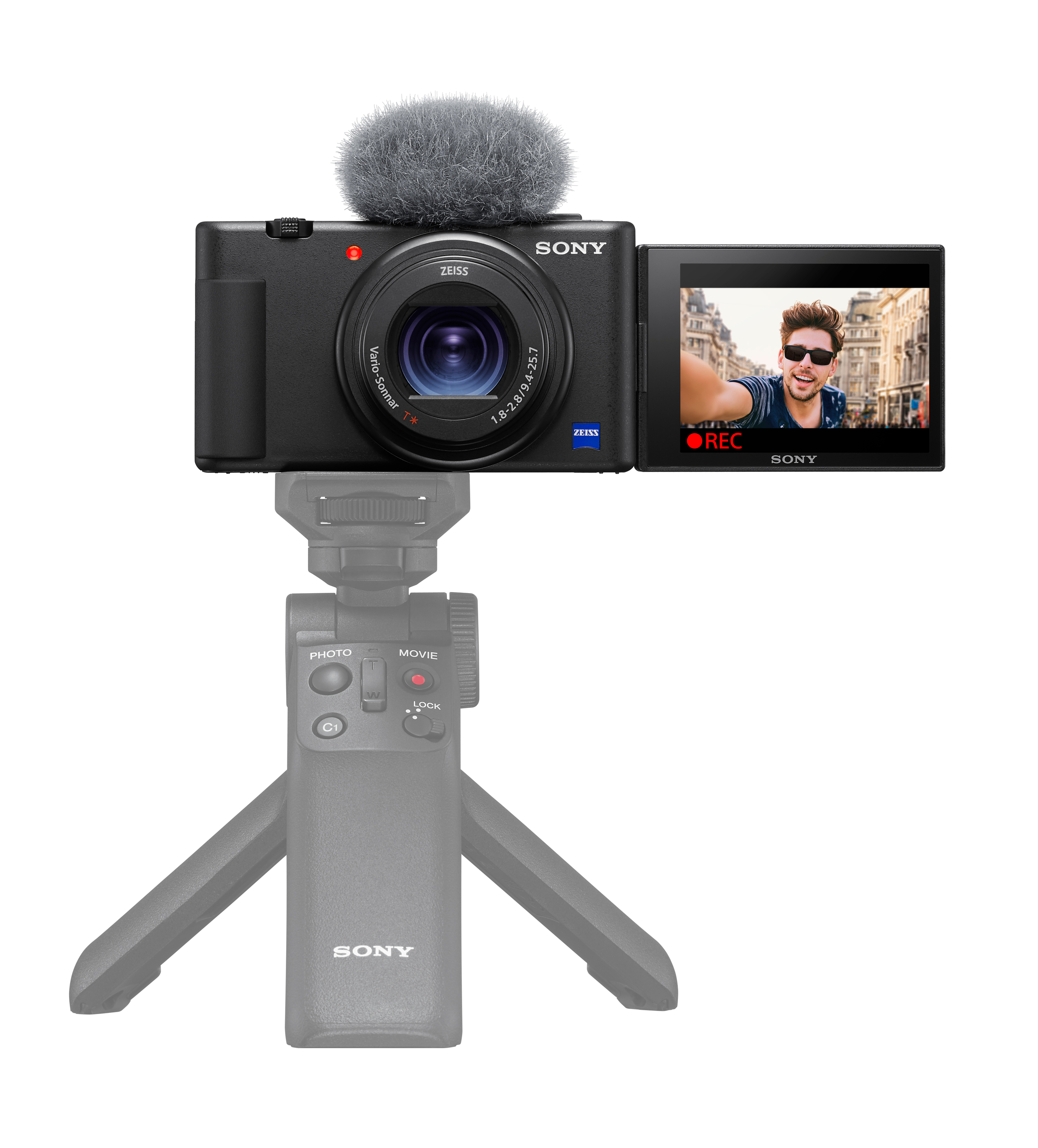 Cámara Sony negra con trípode y micrófono. Pantalla muestra a un hombre haciéndose un selfie.