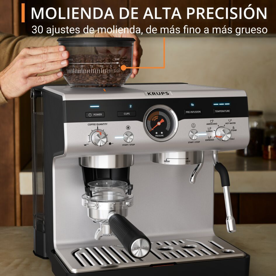 Cafetera con cuerpo plateado y detalles negros. Muestra a una persona vertiendo granos de café.