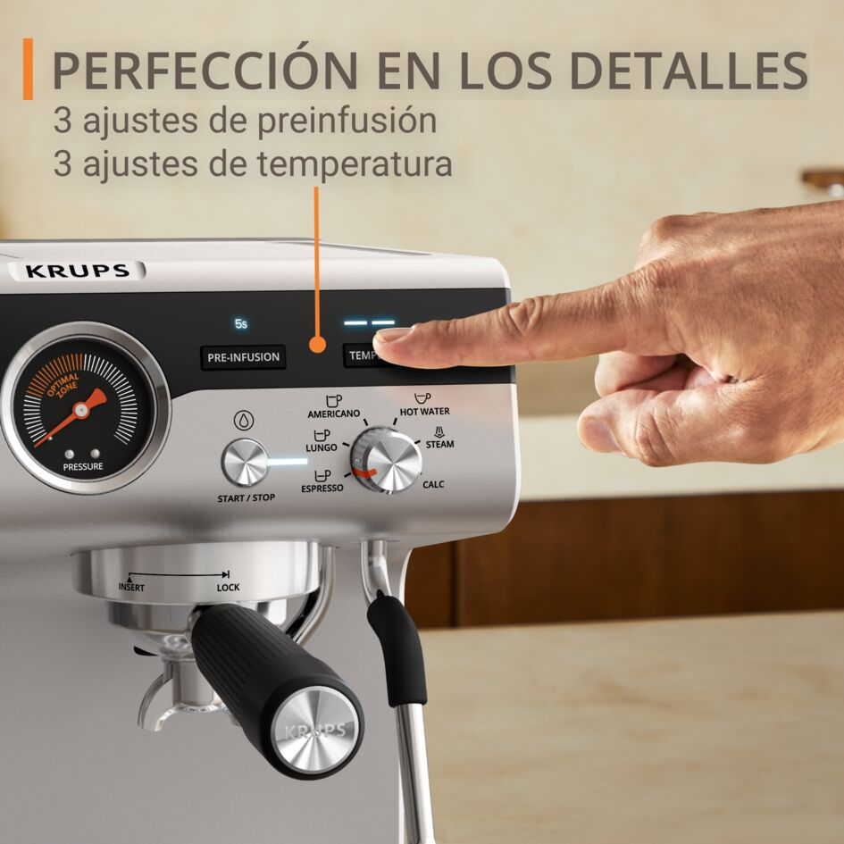 Primer plano de los controles de la máquina de espresso con una mano pulsando un botón.