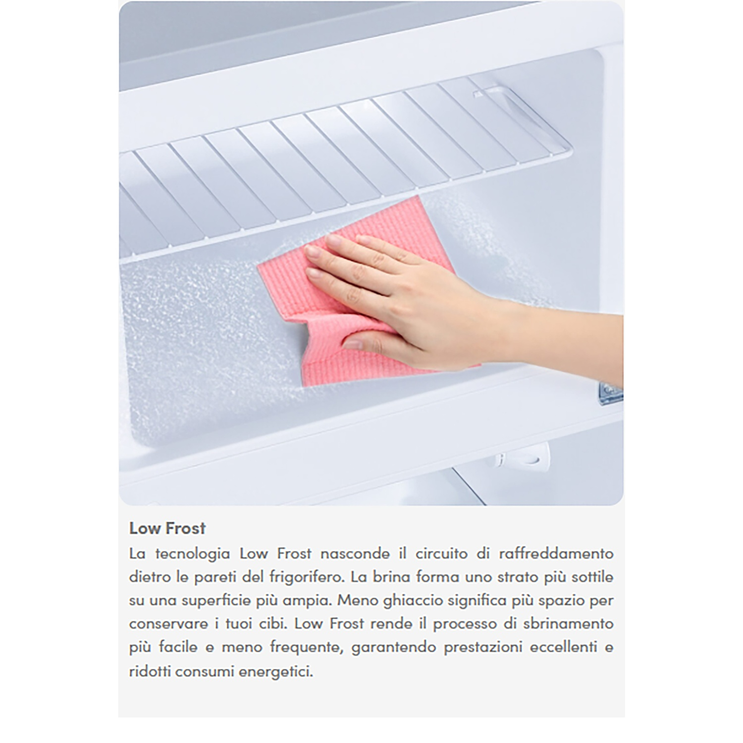 Mano che pulisce l'interno del frigorifero con un panno rosa.