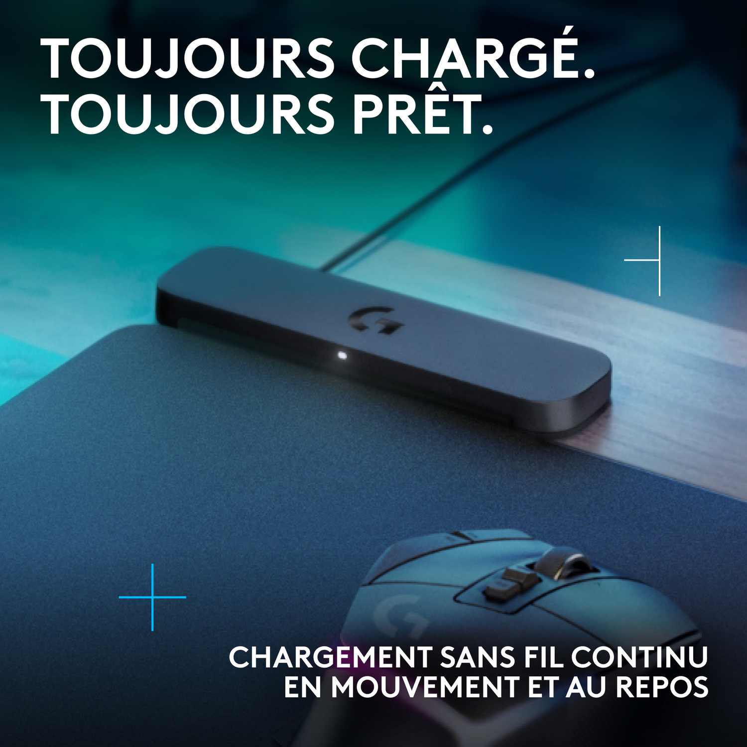Un socle de chargement et une souris noirs sur une surface bleue, tous deux avec des logos blancs.