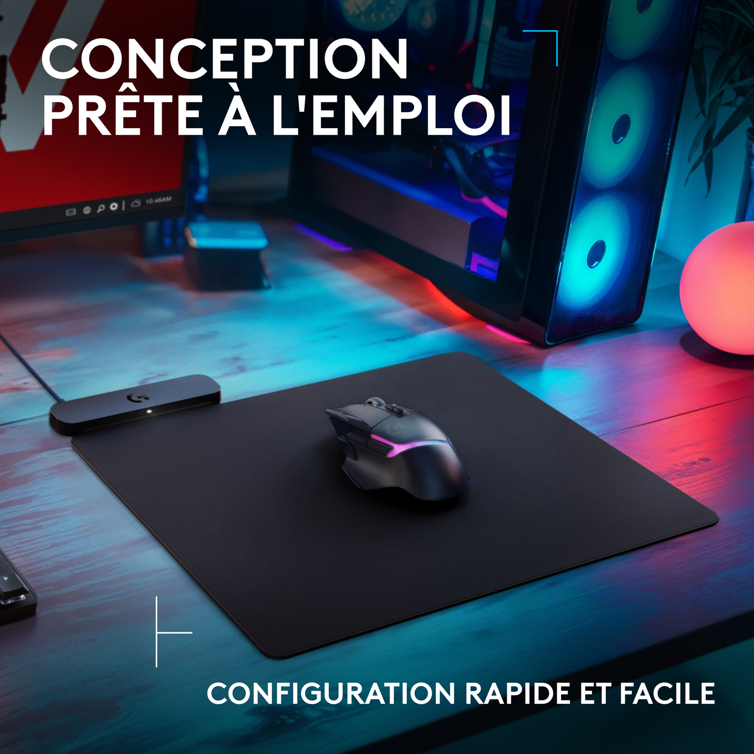 Une souris noire sur un tapis de souris noir avec un écran d'ordinateur et d'autres éléments en arrière-plan.