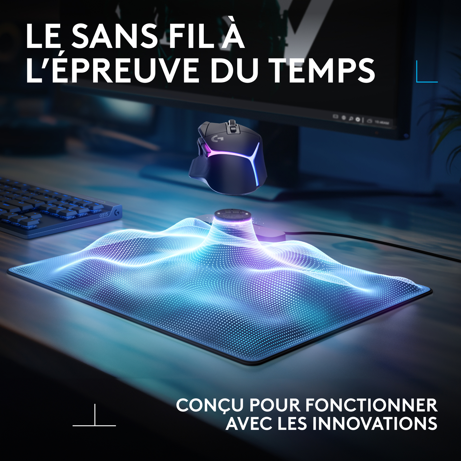 Une configuration de jeu avec une souris, un tapis de souris et un moniteur, avec du texte en français.