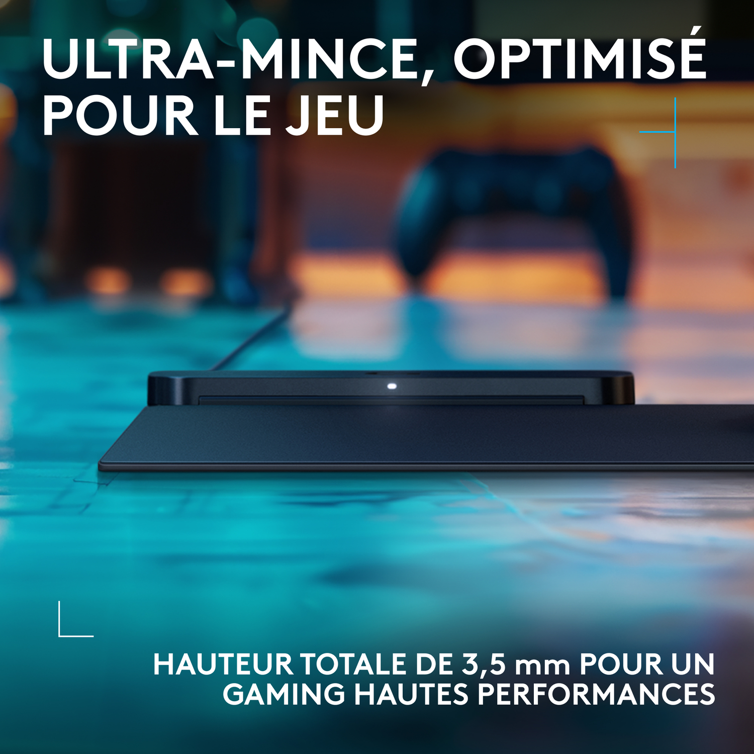 Un clavier de jeu noir avec une barre lumineuse et une base. Le texte est en français.