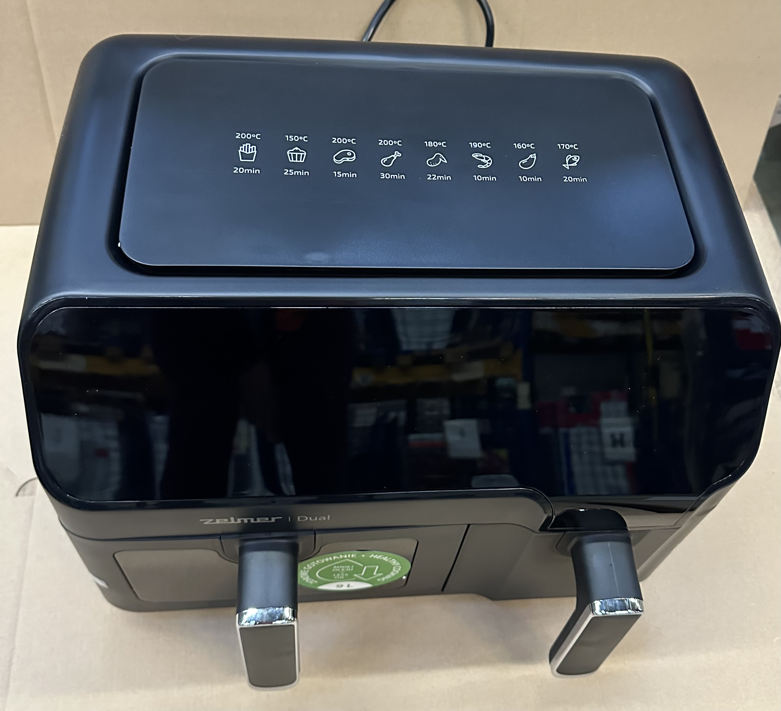 Czarna frytkownica beztłuszczowa z dwoma szufladami i cyfrowym wyświetlaczem.