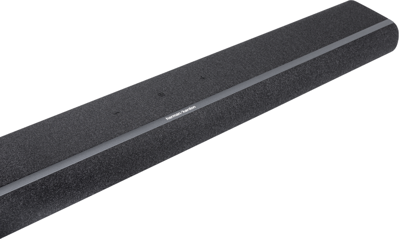 Eine schwarze Soundbar mit dem harman/kardon Logo, auf schwarzem Hintergrund.