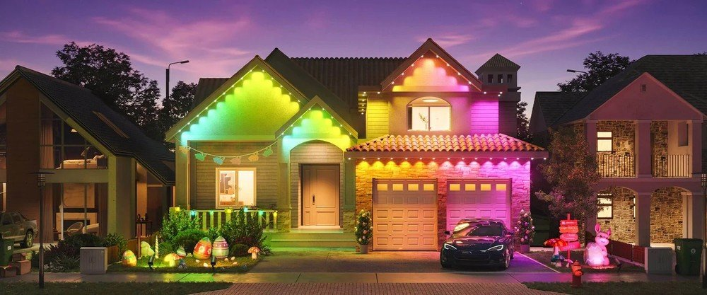 Zewnętrze domu o zmierzchu, udekorowane kolorowymi inteligentnymi światłami. Samochody, jajka i króliki.