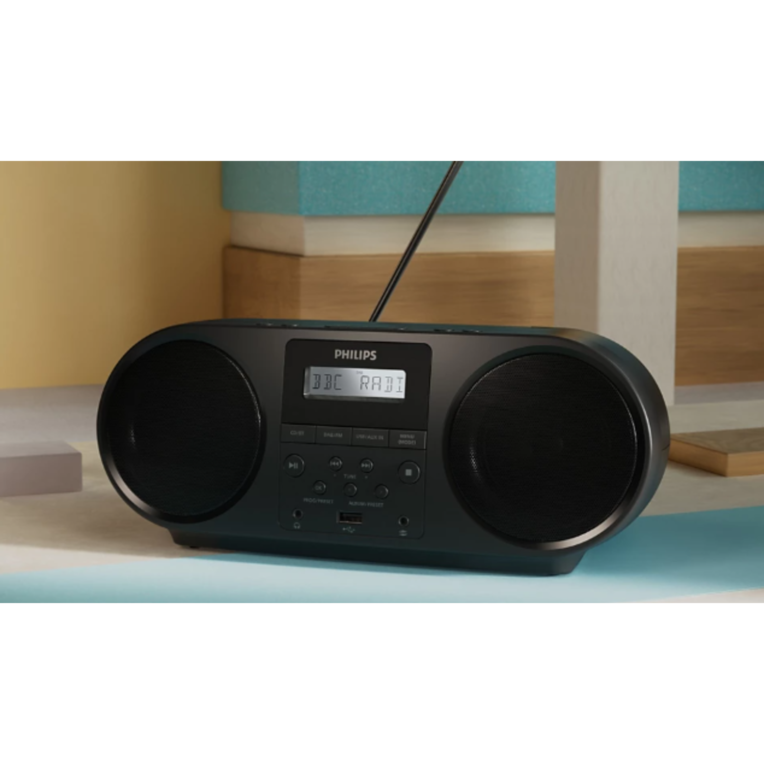 Ein schwarzes Philips-Radio mit einem Display, das BBC Radio anzeigt. Es hat eine Antenne und Knöpfe.