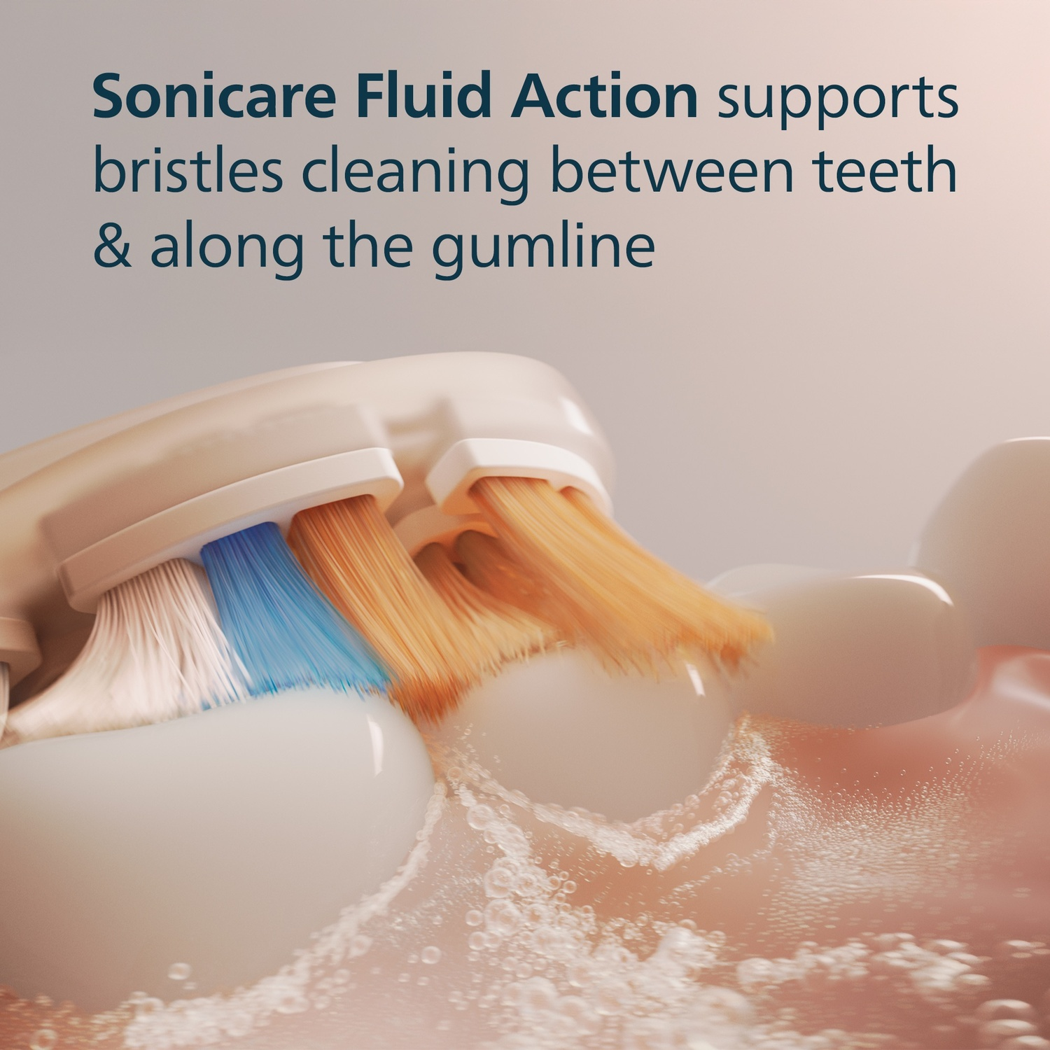 Gros plan des soies de la brosse à dents brossant les dents. La mousse montre l'action de nettoyage.