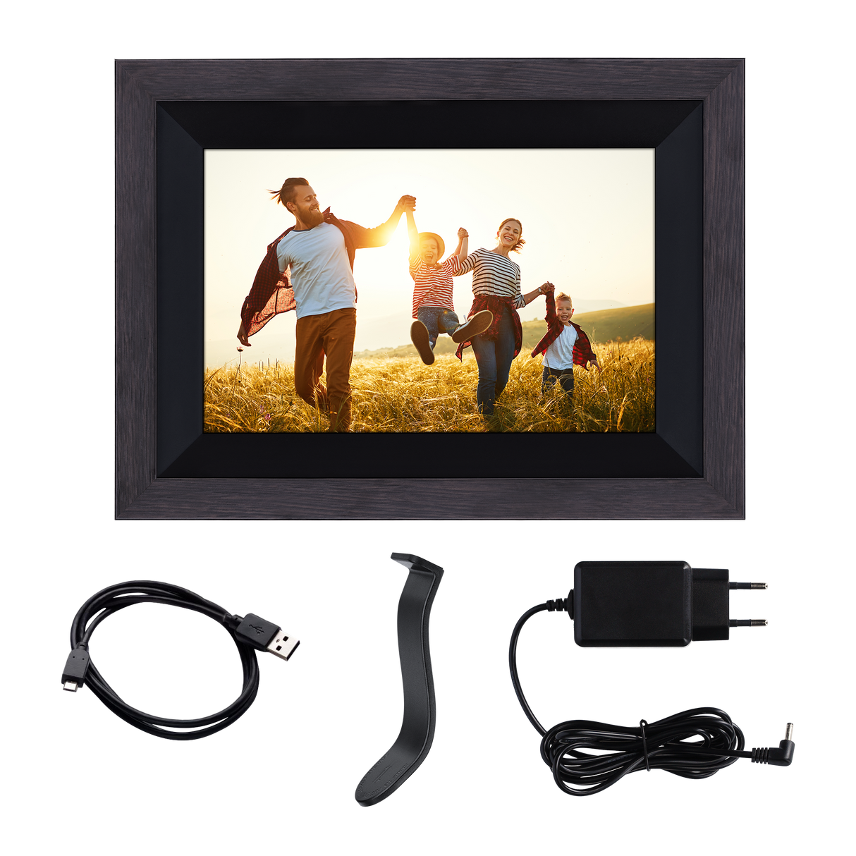 Digitaler Fotorahmen, der ein Familienfoto anzeigt, mit Zubehör darunter. Familie rennt durch ein Feld.