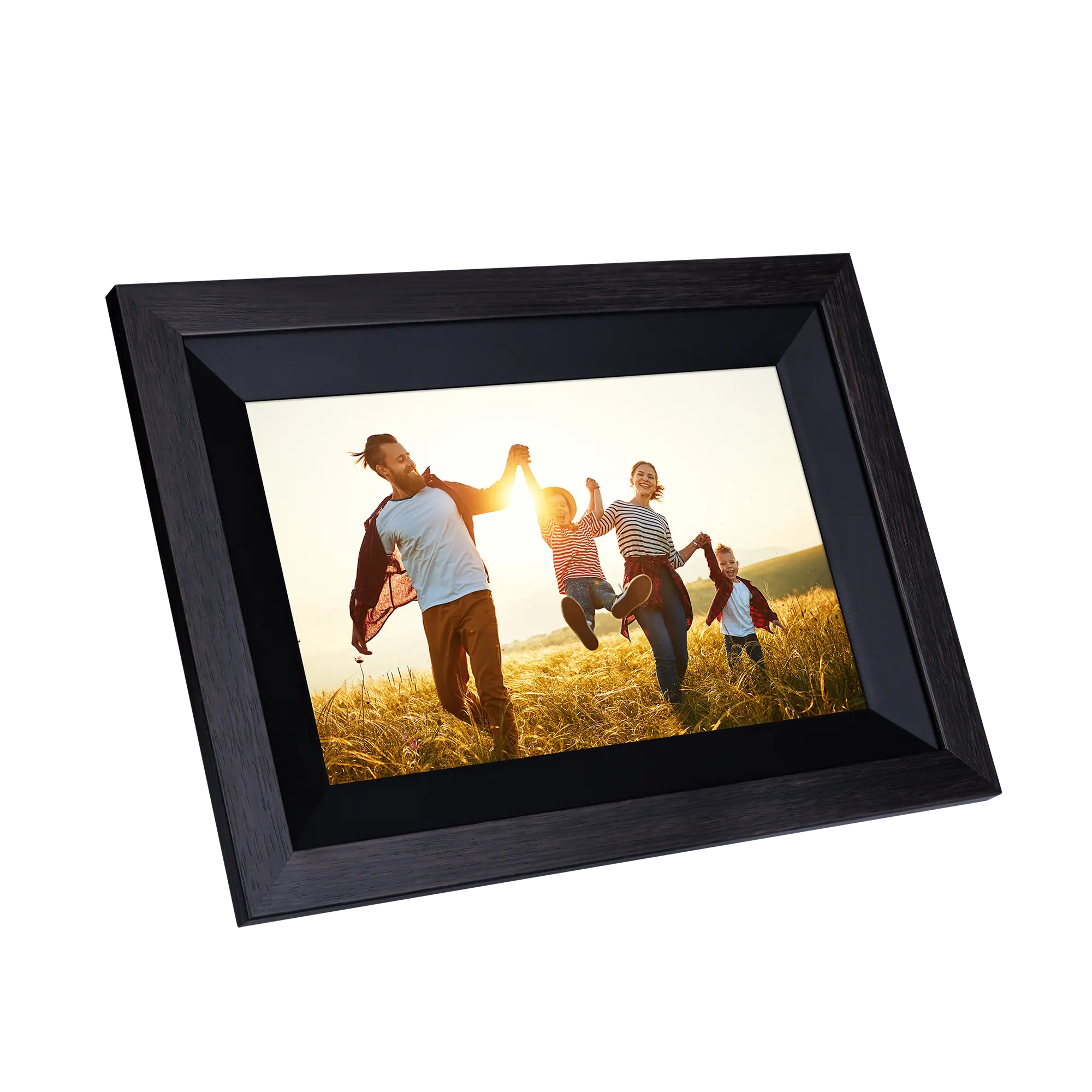 Ein gerahmtes Foto einer Familie, die bei Sonnenuntergang durch ein Feld rennt. Der Rahmen ist schwarz.
