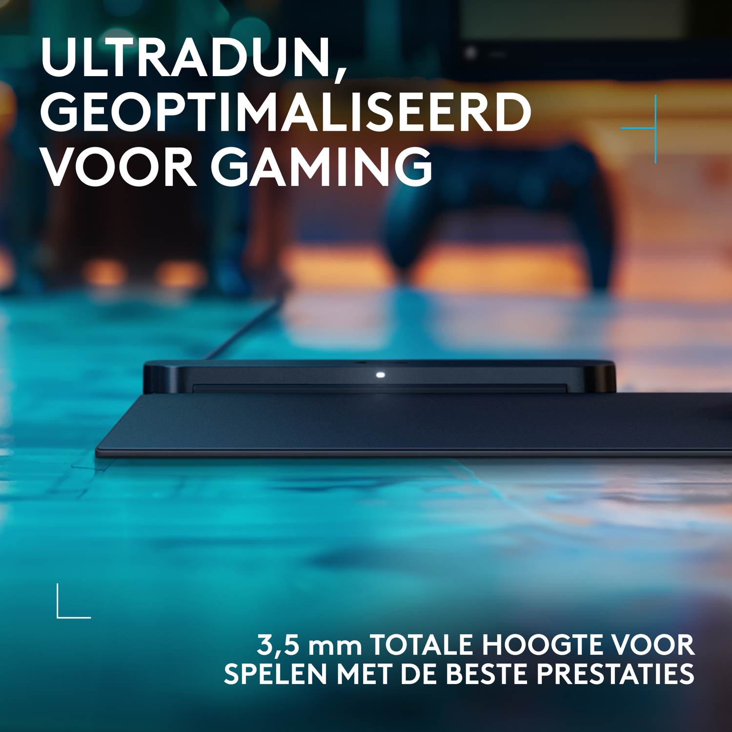 Black charging pad with a controller in the background. Text: Ultratun, geoptimaliseerd voor gaming, 3,5 mm totale hoogte.