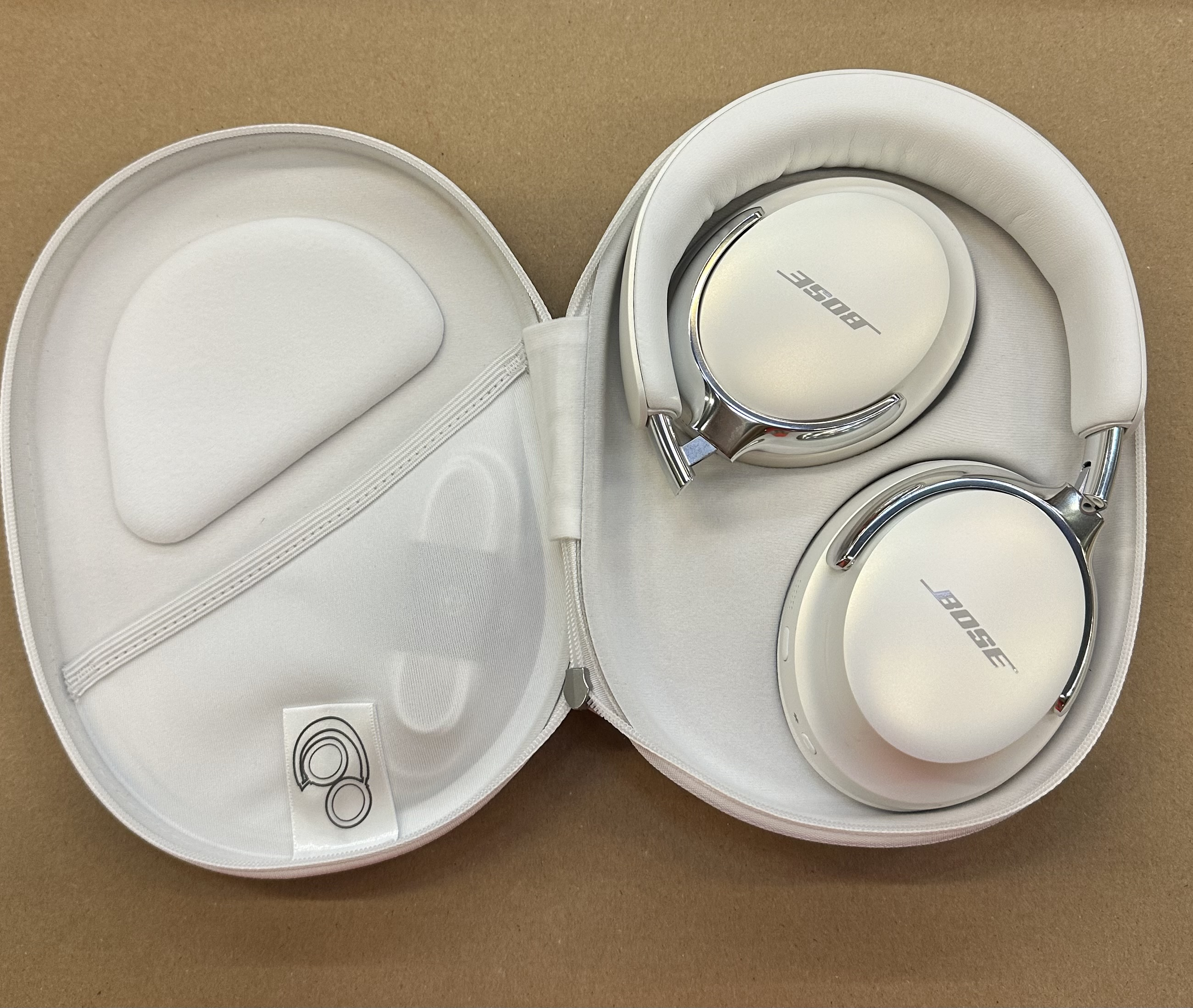 Dwie końcówki do szczoteczki Sonicare na wyświetlaczu.