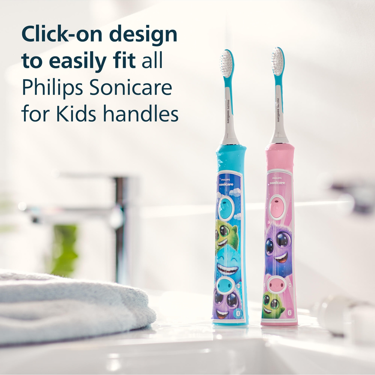 Twee Philips Sonicare elektrische tandenborstels voor kinderen, blauw en roze, in badkamer.