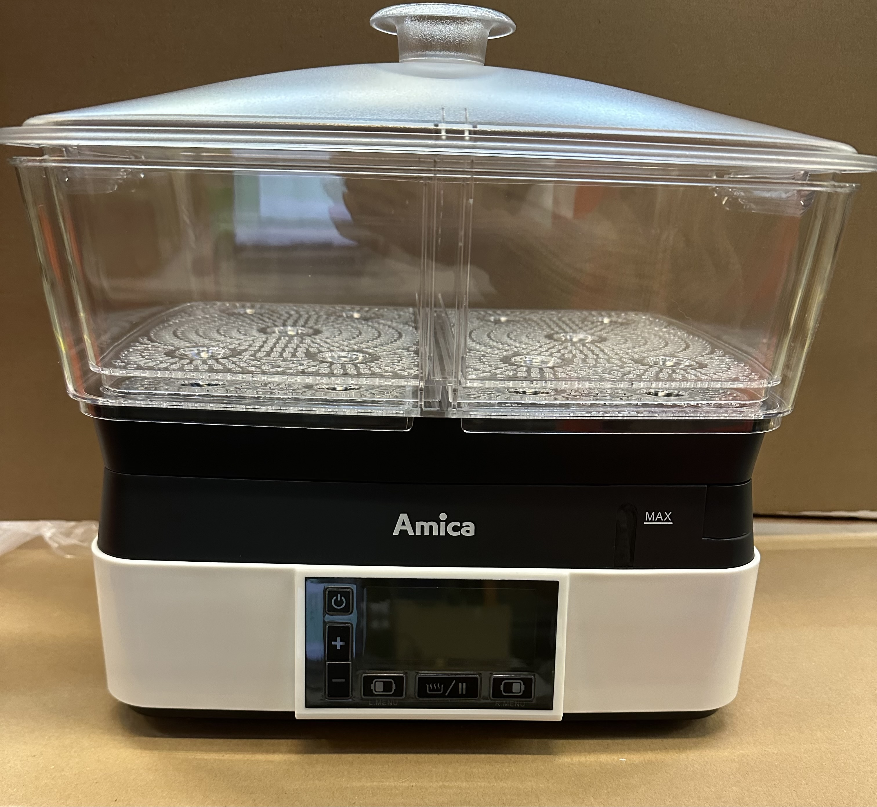 Biało-czarna parownica z dwoma przezroczystymi komorami i cyfrowym wyświetlaczem.