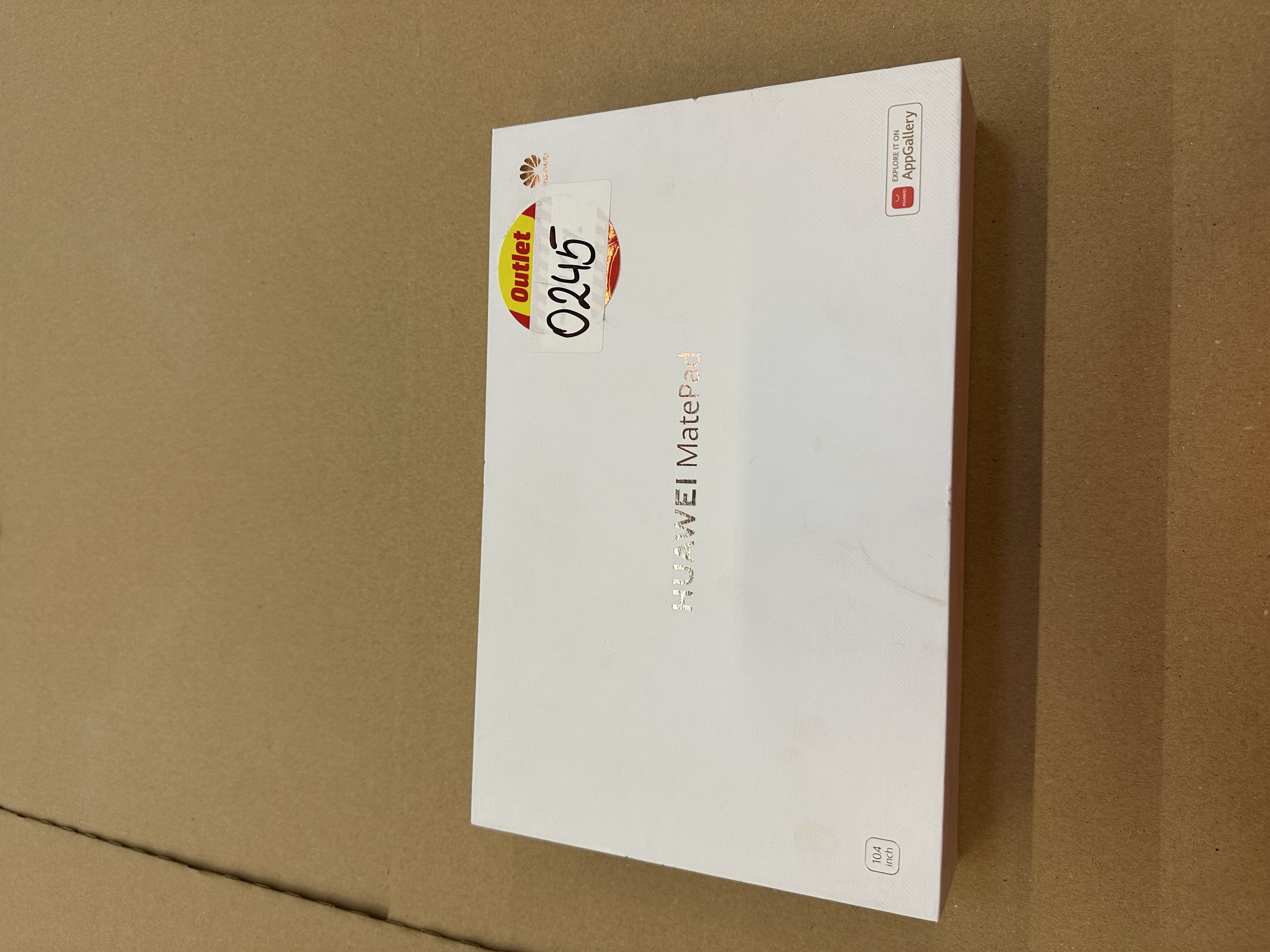 Białe pudełko Huawei MatePad z czerwoną naklejką Outlet i numerem 0245.
