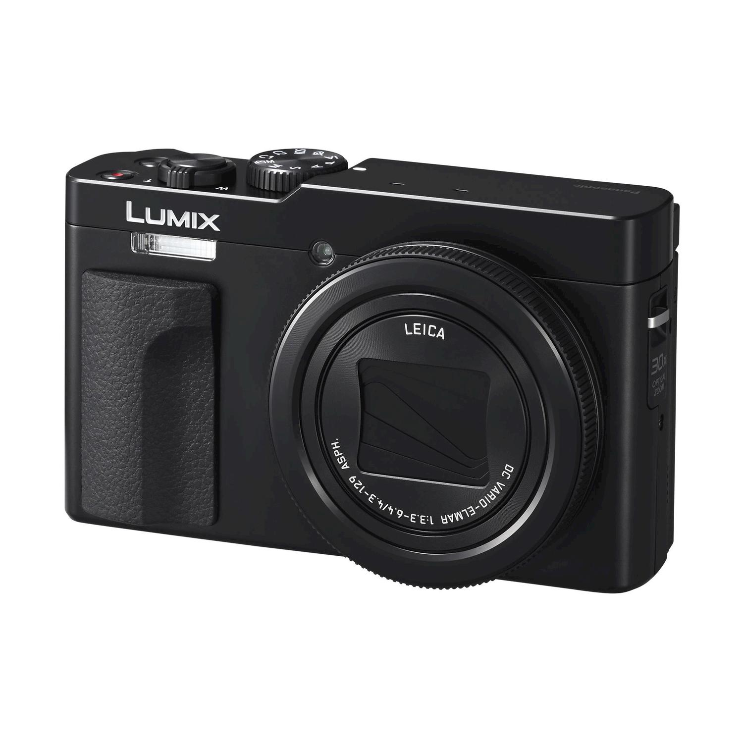 Fotocamera Lumix nera, flash acceso, obiettivo Leica, impugnatura nera.