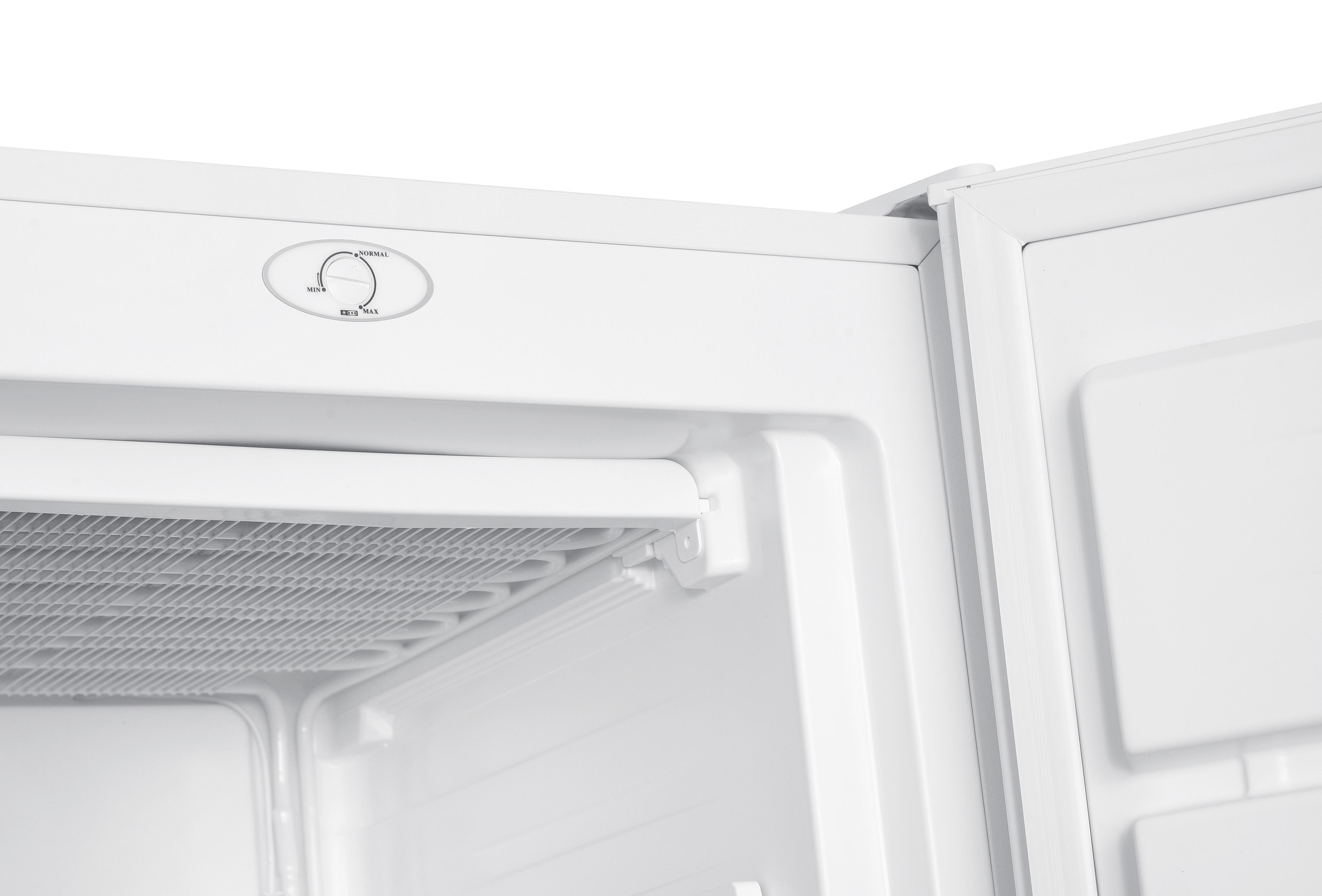 Weißer Kühlschrankinnenraum mit Regalen.