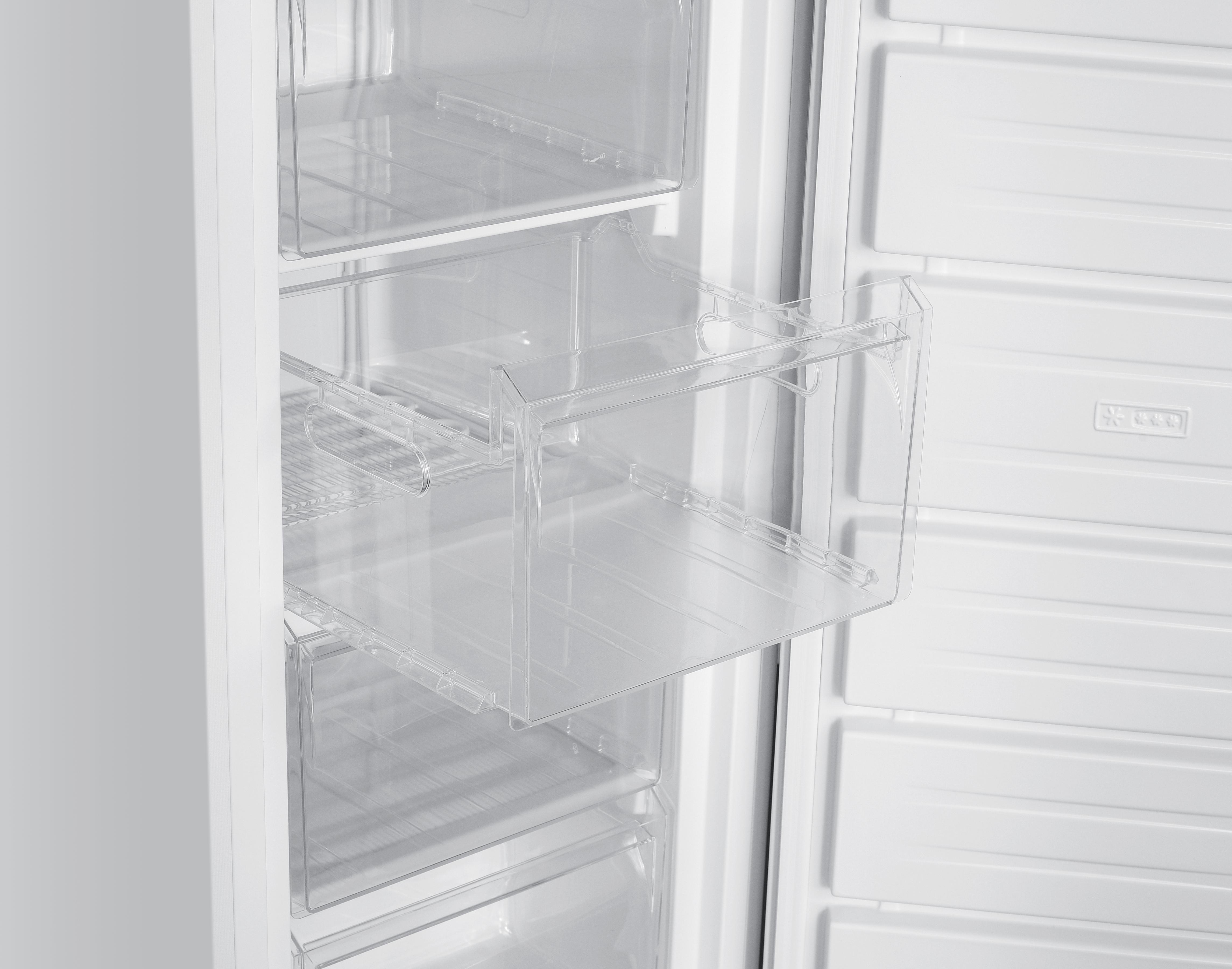 Nahaufnahme des Inneren eines Kühlschranks. Klare Plastikschubladen sind sichtbar, eine ist teilweise herausgezogen.