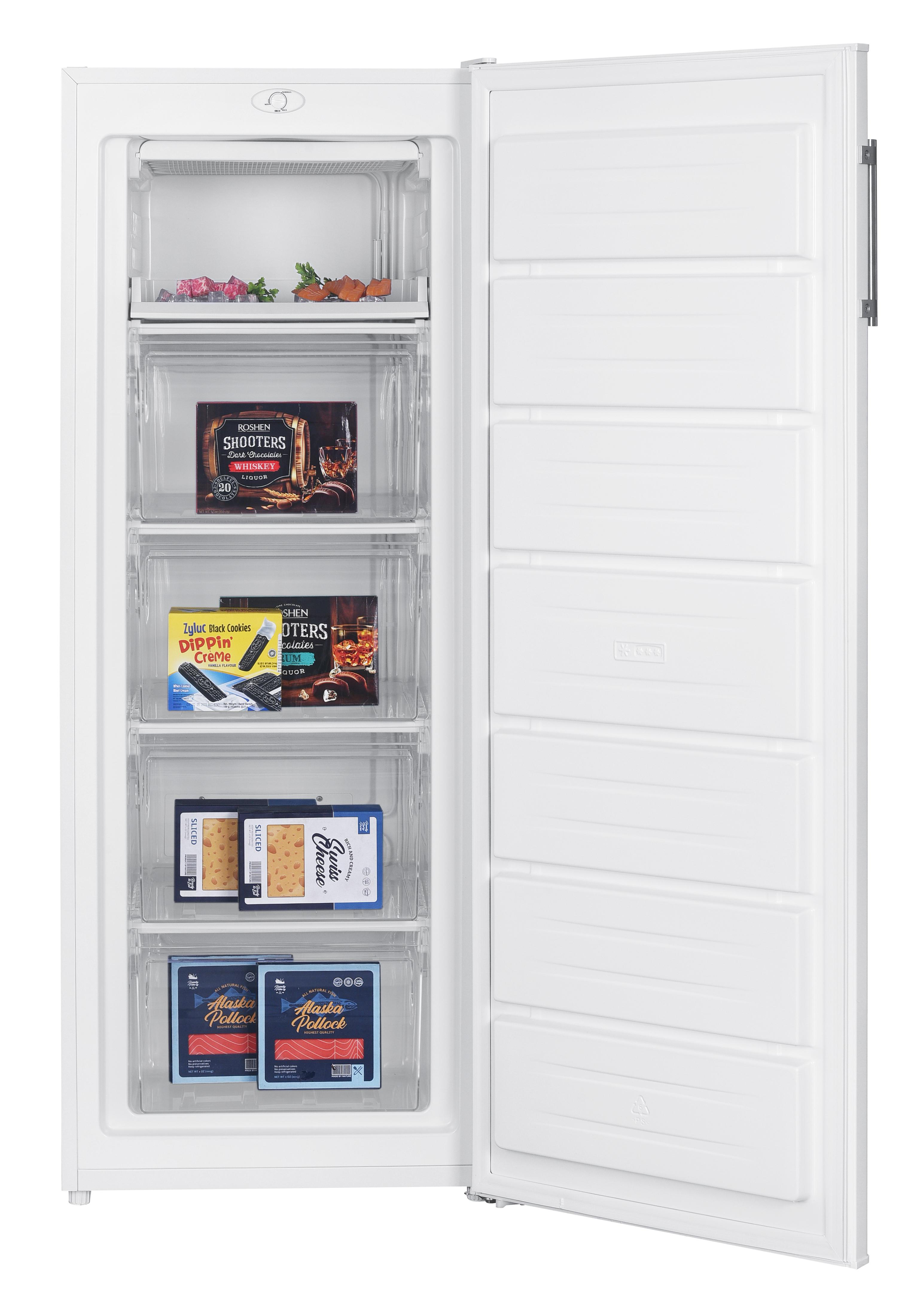 Weißer Gefrierschrank mit offener Tür, der Regale und Schubladen mit Lebensmitteln zeigt.