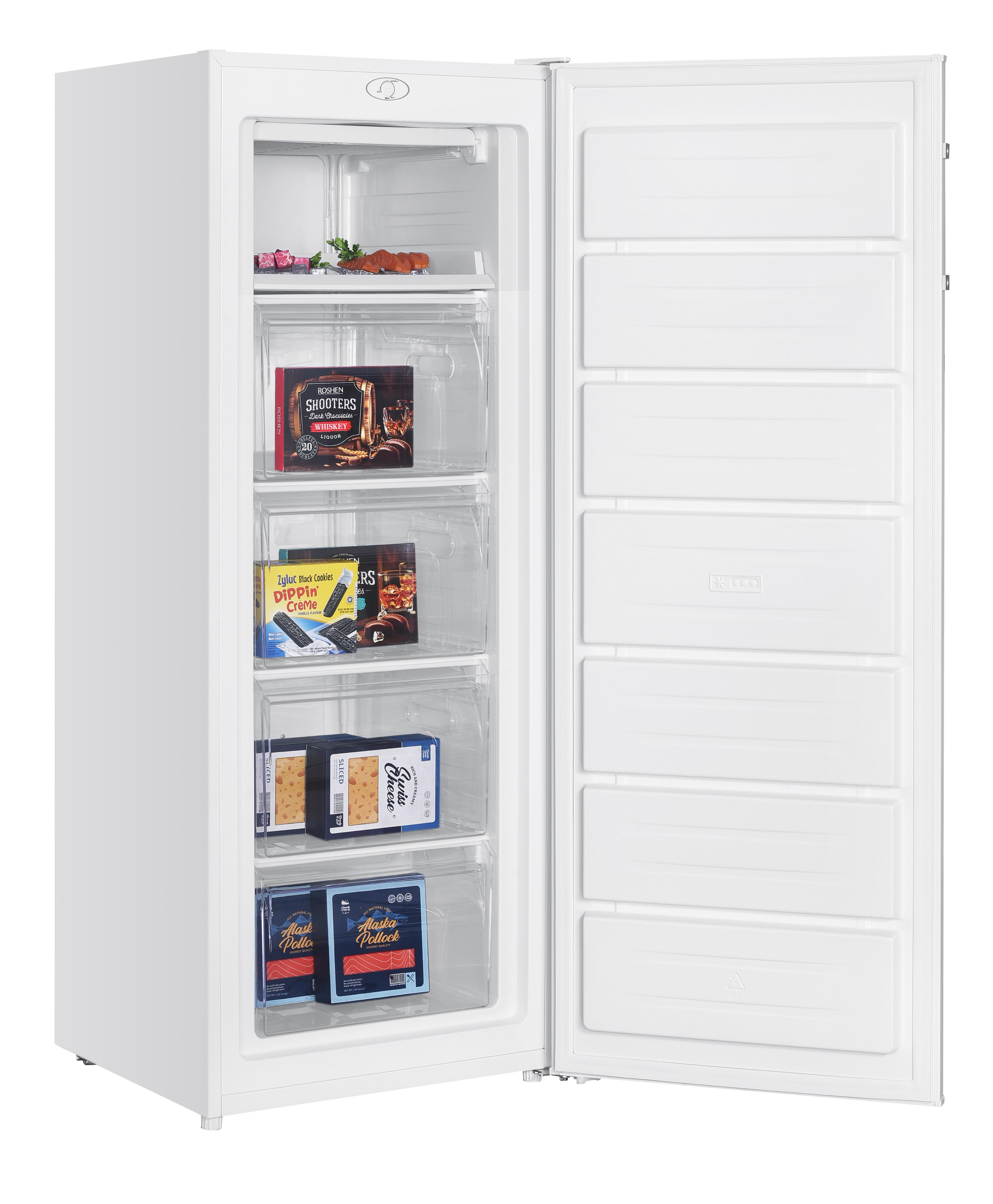 Weißer Gefrierschrank mit offener Tür. Im Inneren befinden sich Schubladen und verschiedene Lebensmittel.