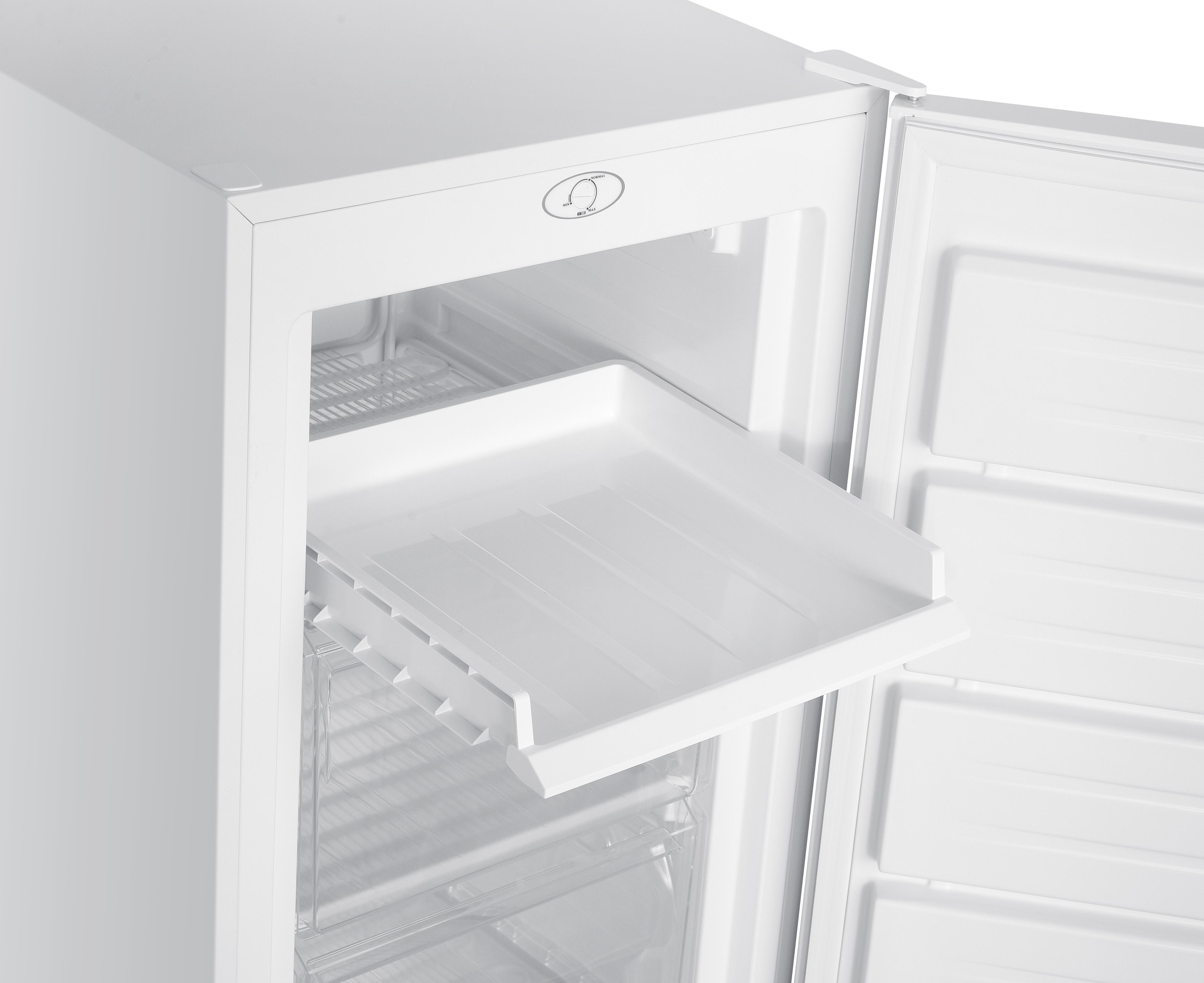 Ein weißer Kühlschrank mit herausgezogenem Fach, das Regale und innere Komponenten zeigt.