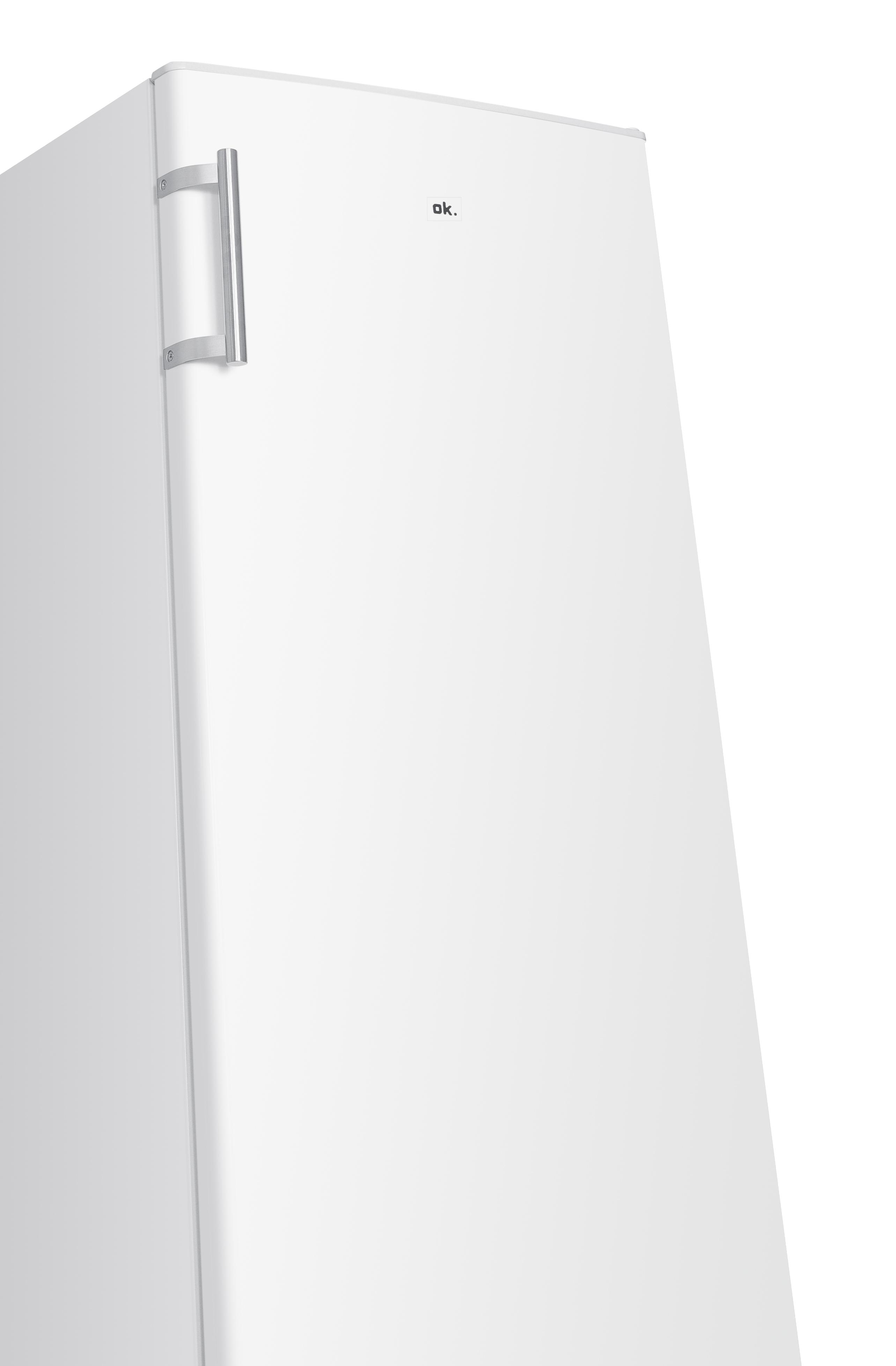 Nahaufnahme eines weißen Kühlschranks mit silbernem Griff, ok. Logo auf der Tür.