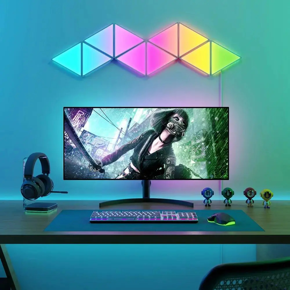 Ustawienia do gier: monitor, klawiatura, mysz, zestaw słuchawkowy i kolorowe światła ścienne. Kolorowe tło.