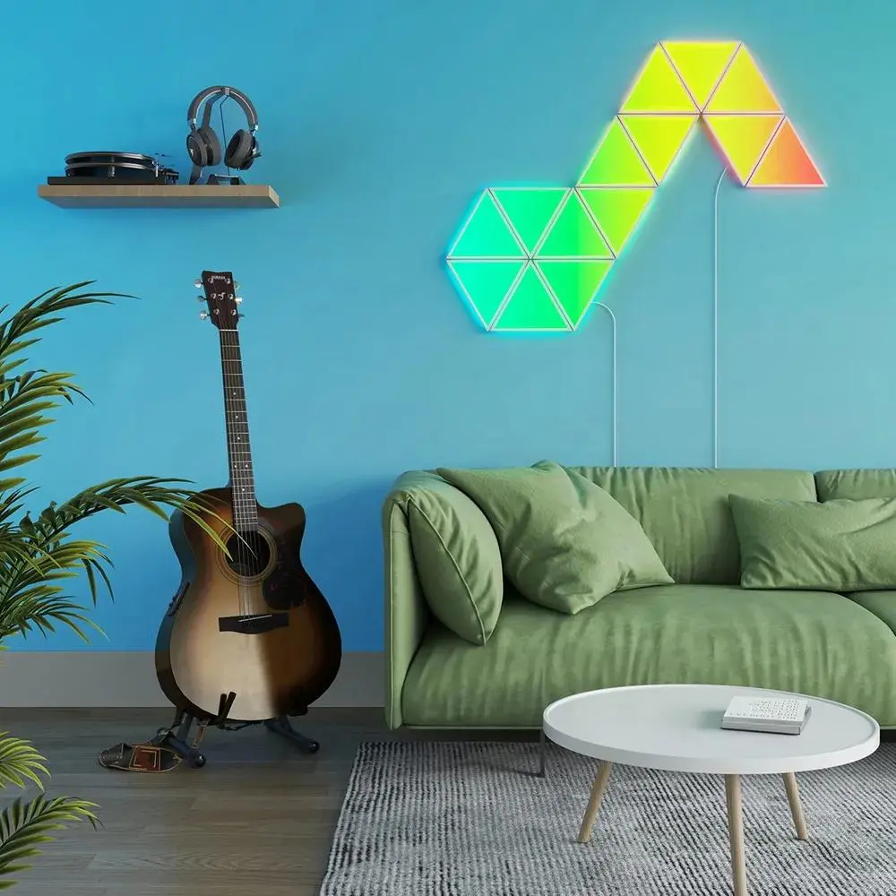 Scena w salonie: gitara, sofa, kolorowe panele ścienne i okrągły stół.