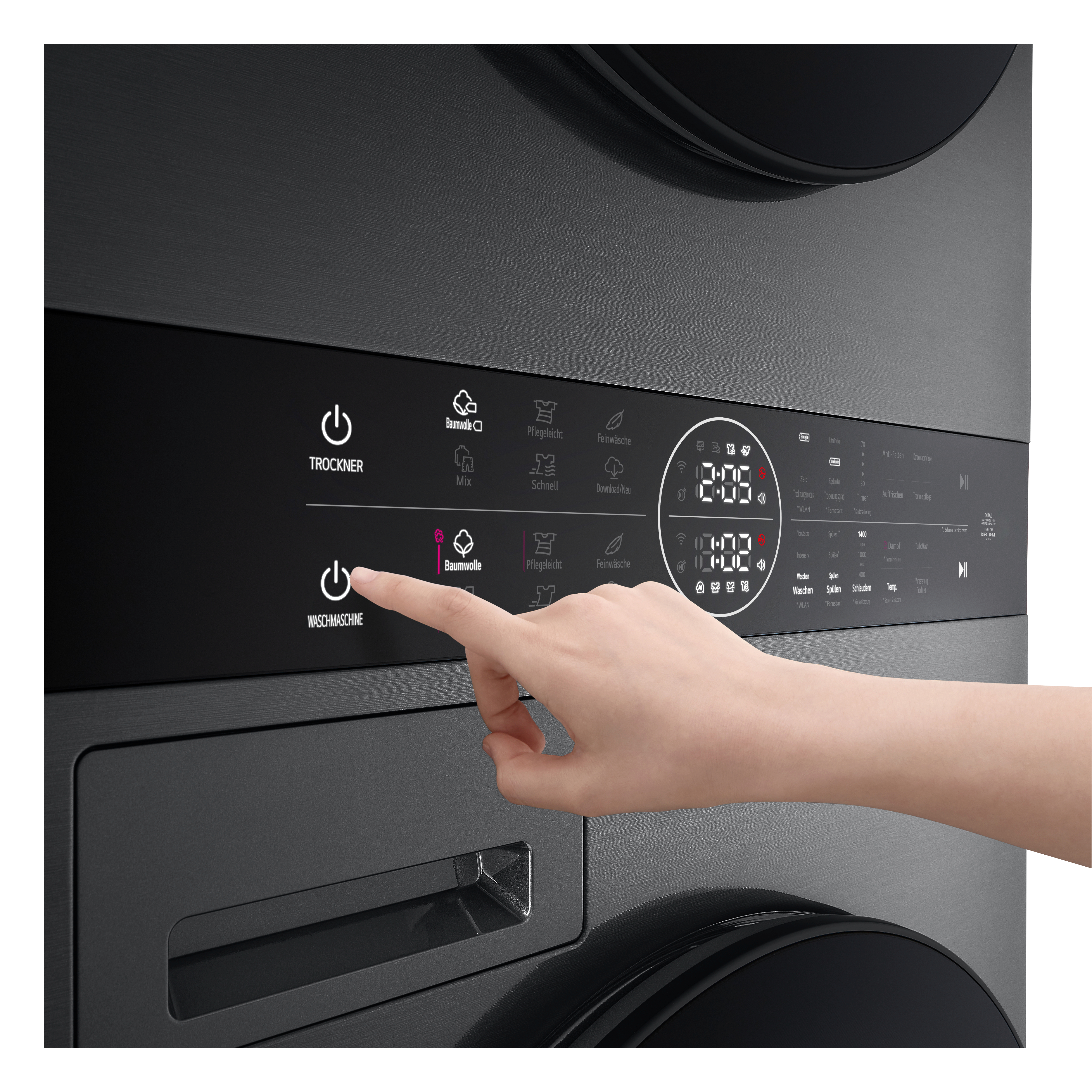 Eine Hand drückt eine Taste auf einer schwarzen Waschmaschine.