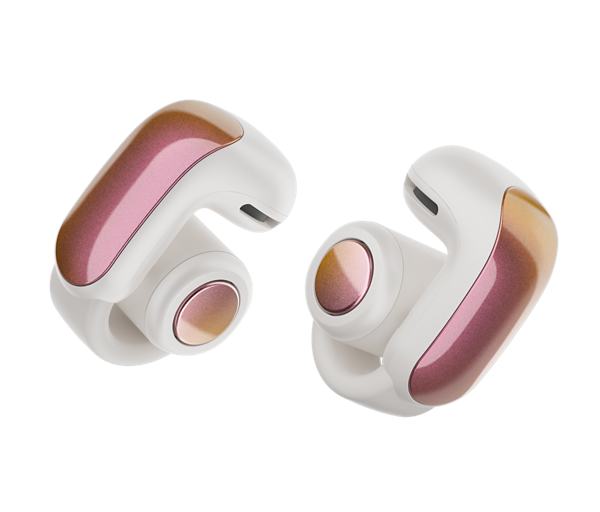 Zwei kabellose Ohrhörer, weiß mit rosa und goldenen Akzenten. Das Design ist geschwungen und ergonomisch.