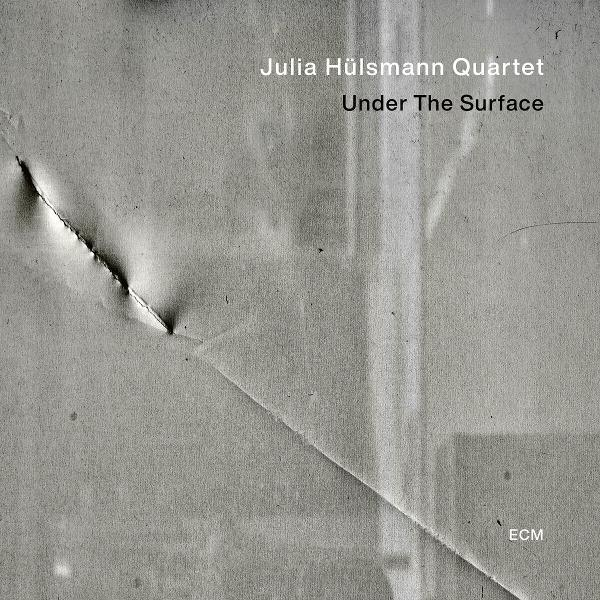 Album borító a "Under The Surface" szöveggel, a Julia Hülsmann Quartettől, szürke tónusok.