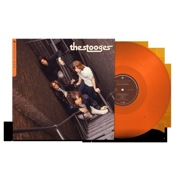 Album borító a The Stooges együttessel egy keskeny sikátorban, narancssárga vinyl lemezzel.