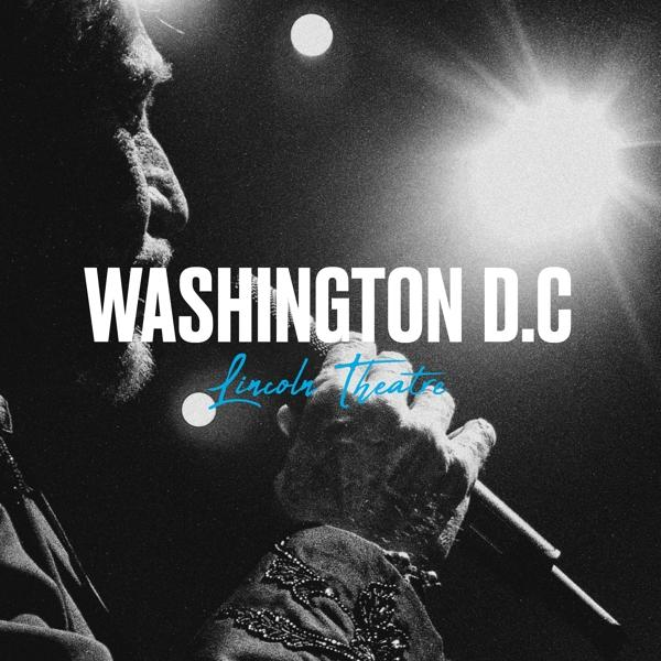 Koncertfotó. Férfi énekel mikrofonba, erős fények. A képen a szöveg: "WASHINGTON D.C. Lincoln Theatre".