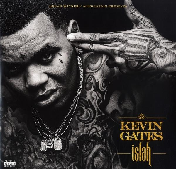 Kevin Gates album borítója. Tetovált férfi, kéz a fejénél. Arany szöveg.