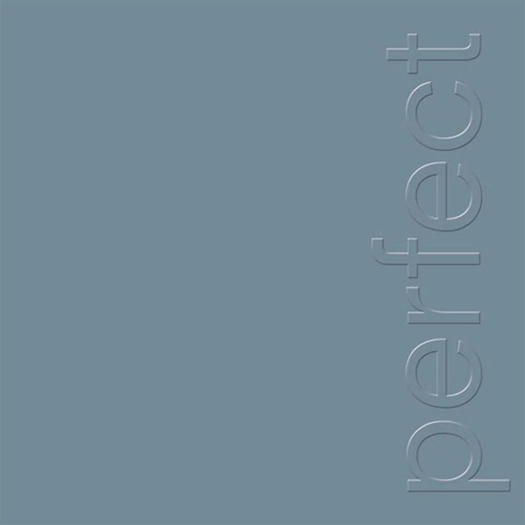 Album borító kék háttérrel és a "perfect" szó ezüst színben.