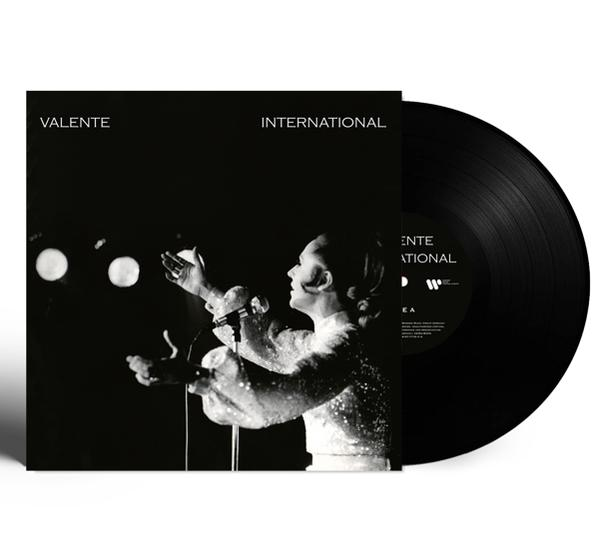 Fekete-fehér fotó egy mikrofonnal éneklő nőről. Az album borítója és a lemez.