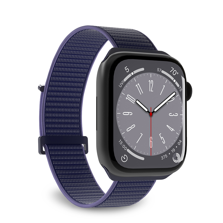 Lacivert spor halka kayışlı siyah bir Apple Watch, açılı olarak görüntüleniyor.