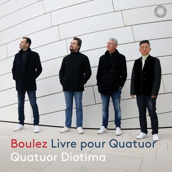 Vier Männer vor einer weißen Wand. Text: Boulez Livre pour Quatuor, Quatuor Diotima.