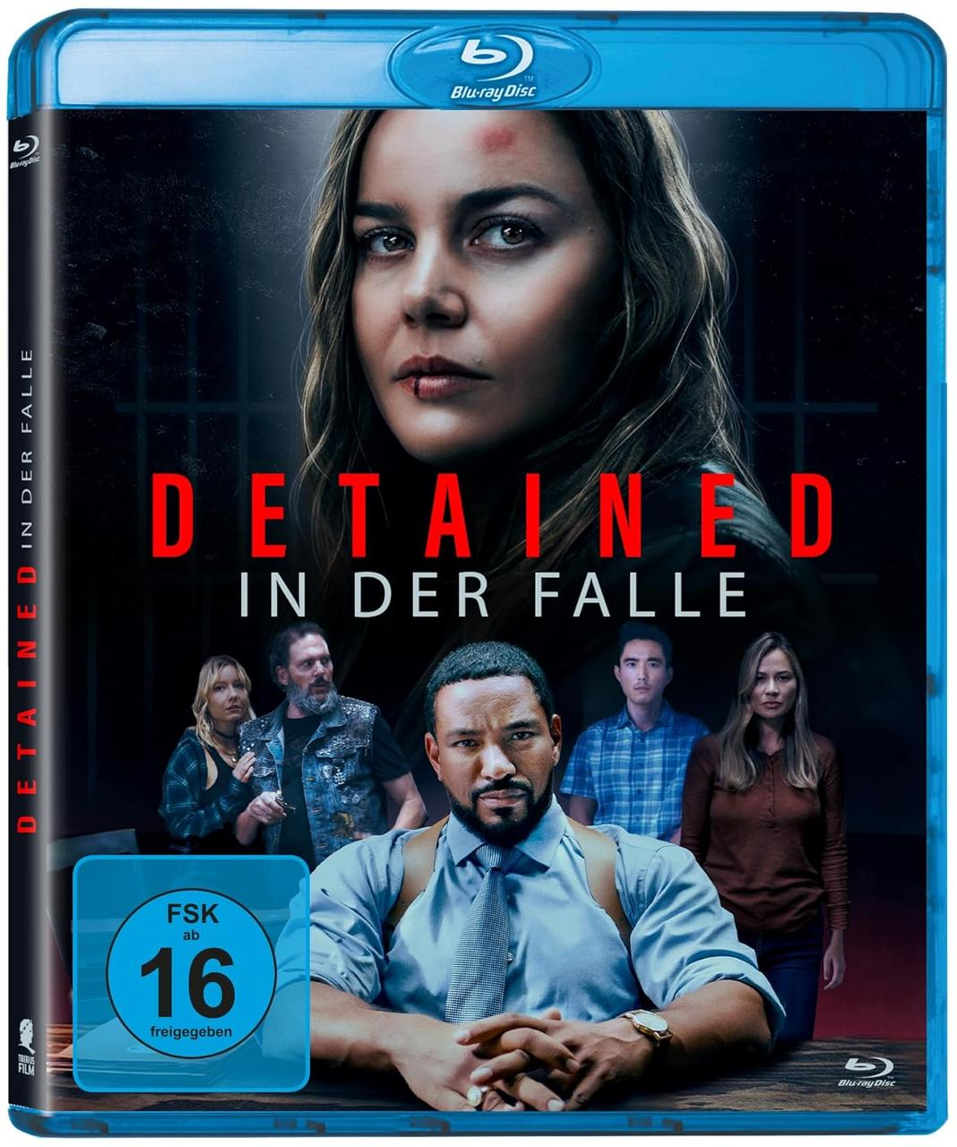 Blu-ray-Filmcover mit einer Frau und mehreren Personen. Der Hintergrund ist dunkel.