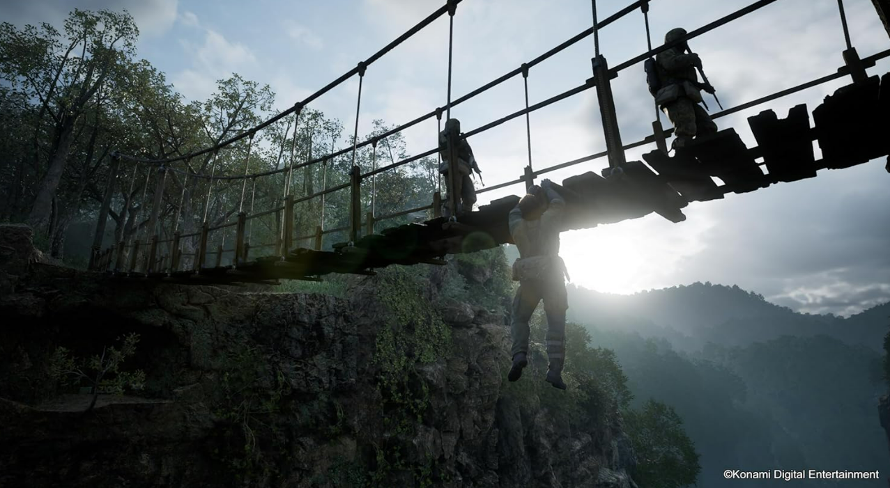 Soldaten überqueren eine Seilbrücke im Dschungel. Sonnenlicht filtert durch die Bäume.